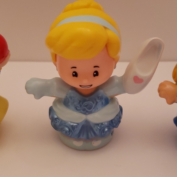 Set of disney princess little people Fisher price - Picture 3 of 5